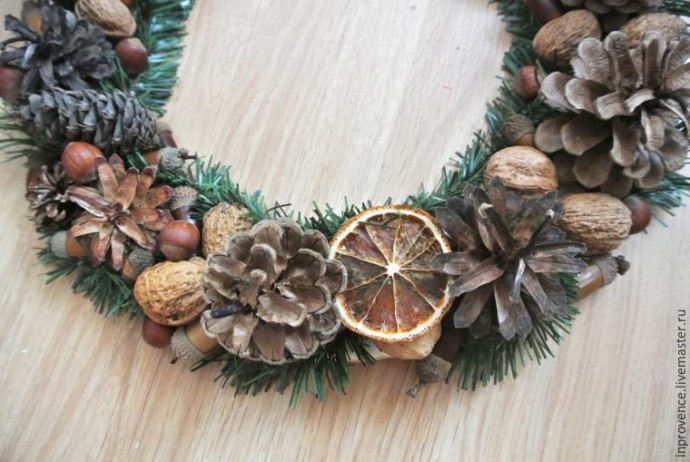 Венок из шишек и орехов Венок из шишек и орехов