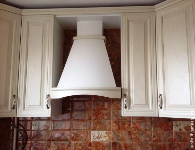 Декор вытяжки в бежевых тонах