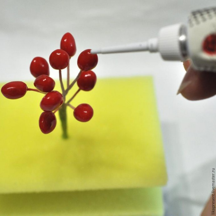 Лепим веточку калины из полимерной глины и холодного фарфора: часть 2