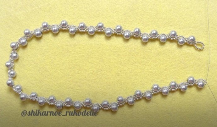 ​Стильное колье из жемчуга и бисера