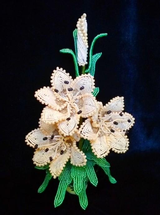 Бежевые цветочки из бисера