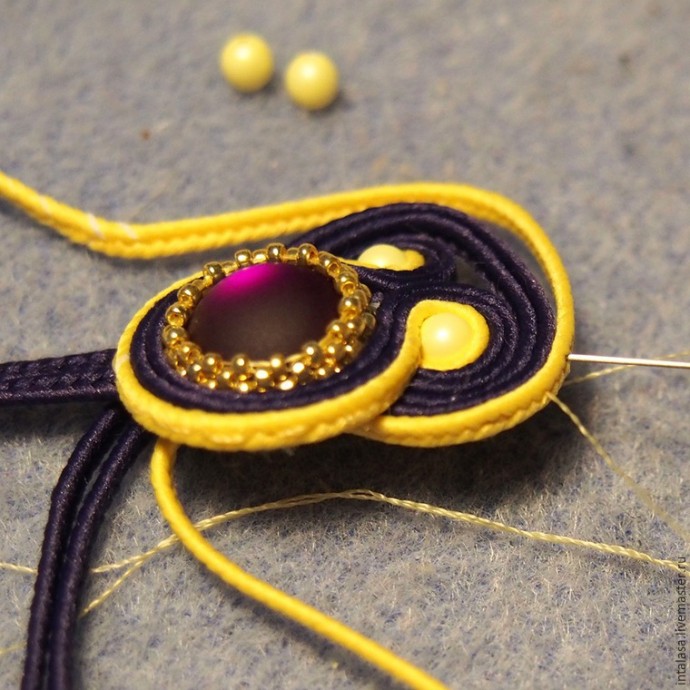 Делаем сережки в технике сутажной вышивки Делаем сережки в технике сутажной вышивки