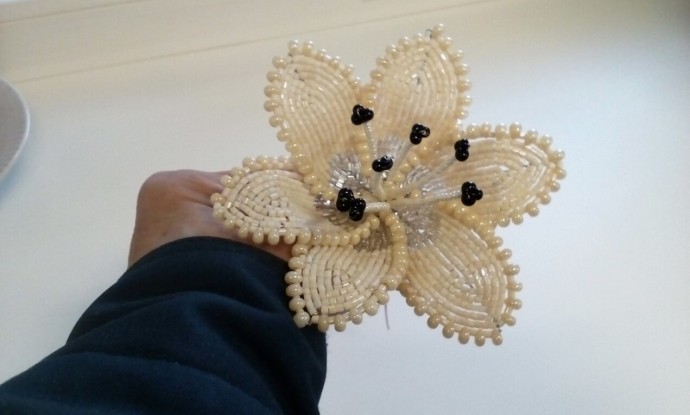 Бежевые цветочки из бисера