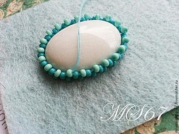 Вышивка бисером, урок №1: как обшить бисером кабошон, мозаичное плетение