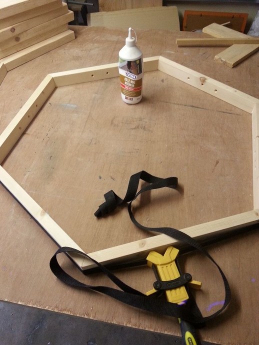 ​Круглый стол с выжженным рисунком в виде дерева