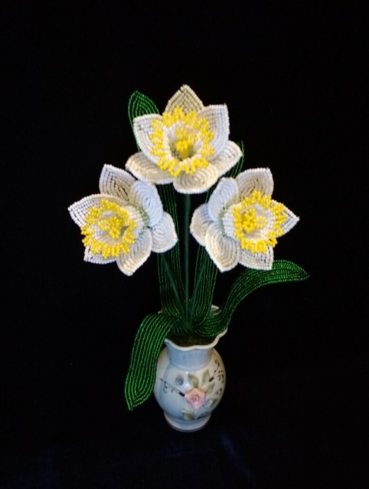 Нарциссы из бисера