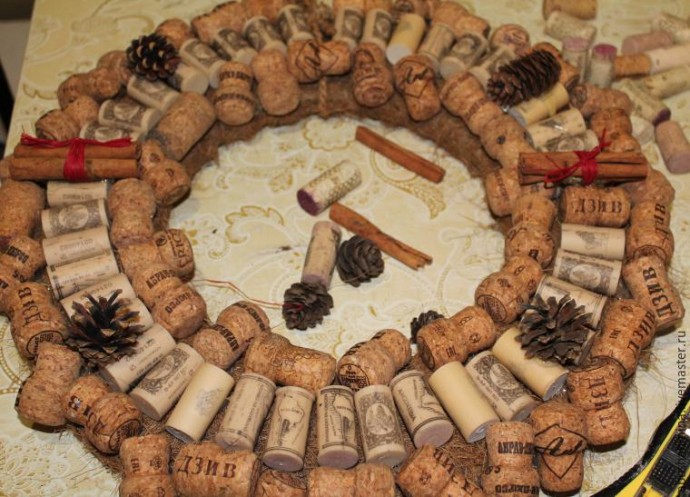 Делаем новогодний эко-венок из пробок