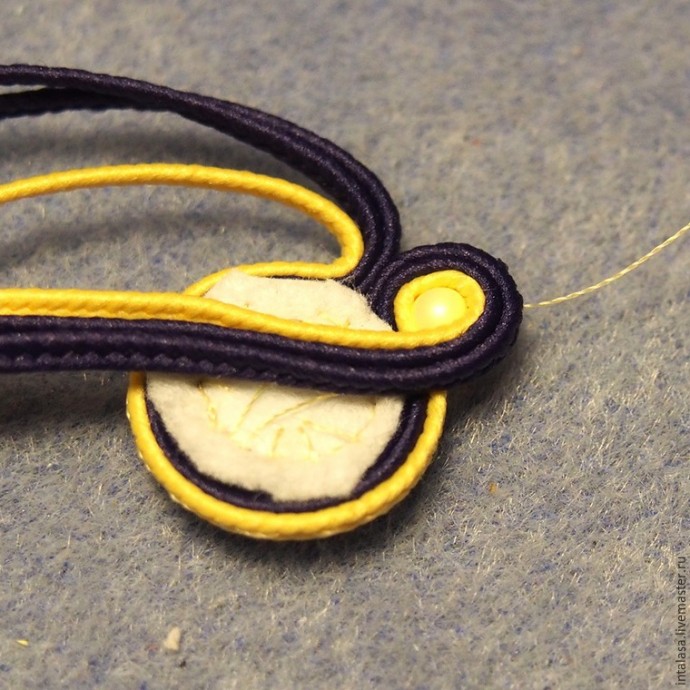 Делаем сережки в технике сутажной вышивки Делаем сережки в технике сутажной вышивки