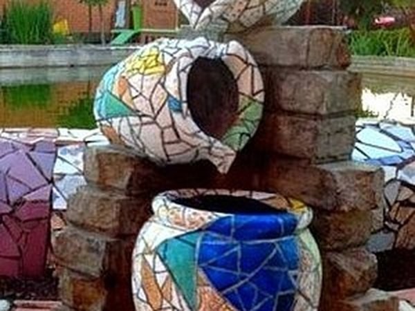 Роспись в стиле Гауди: декор паркового фонтанчика