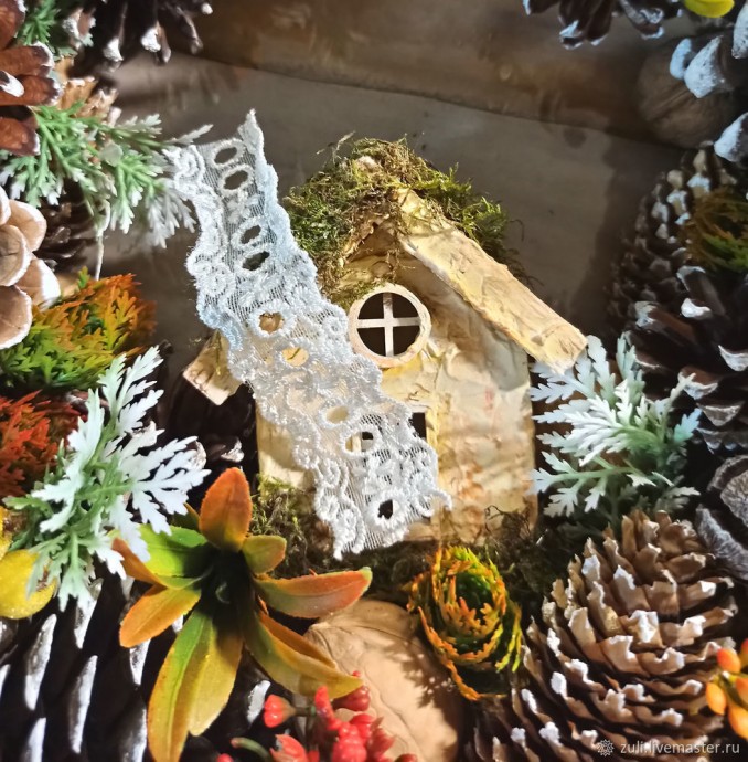 Рождественский венок с шишками и домиком: часть 4