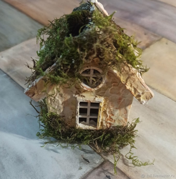 Рождественский венок с шишками и домиком: часть 2