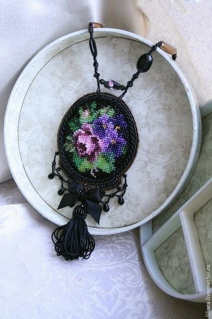 Броши с нежными цветами