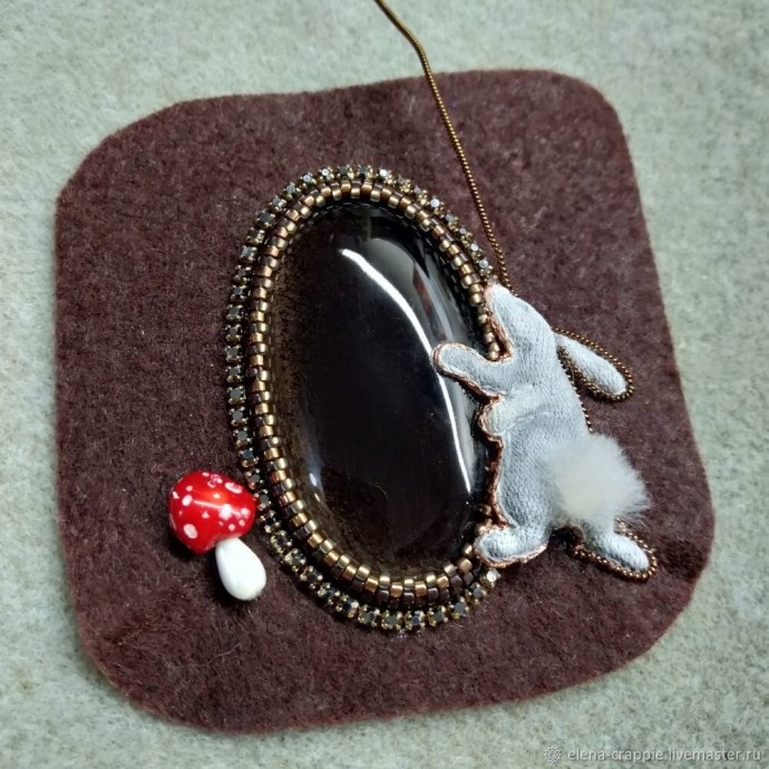 Брошь из бисера с кроликом Брошь из бисера с кроликом