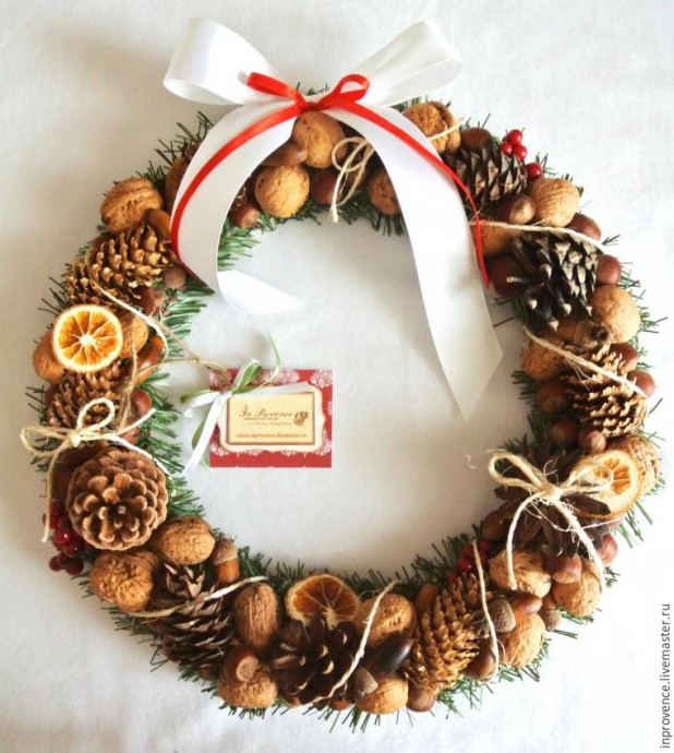 Венок из шишек и орехов Венок из шишек и орехов