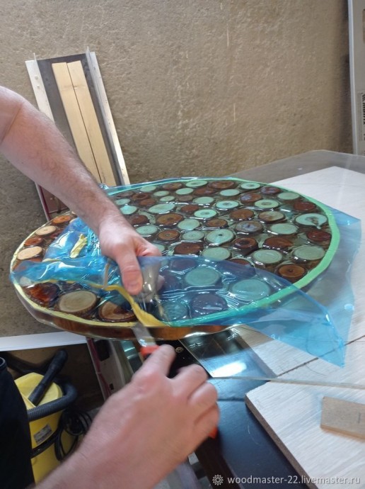 Изготовление столешницы из эпоксидной смолы и спилов: часть 2