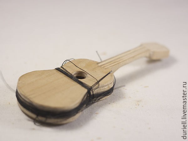 Мастерим миниатюрную гитару "Ретро" для куклы: часть 2