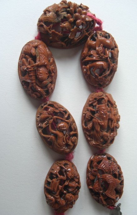 ​Украшения из косточек фруктов