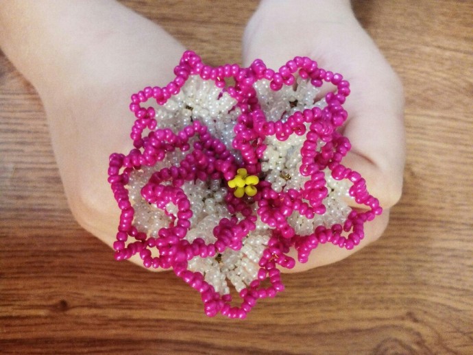 Фиалка махровая из бисера и рубки