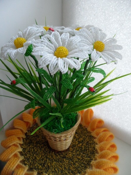 Ромашки из бисера