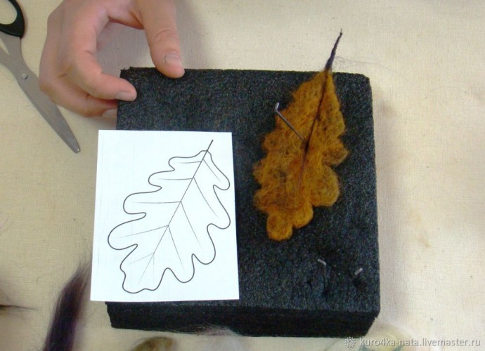 ​Валяем брошь "Два желудя для белочки": часть 1