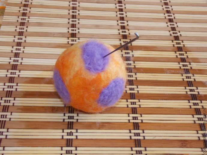 Позитивный пёс Шарик, выполненный в технике сухого и мокрого валяния: часть 1