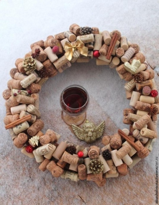 Делаем новогодний эко-венок из пробок