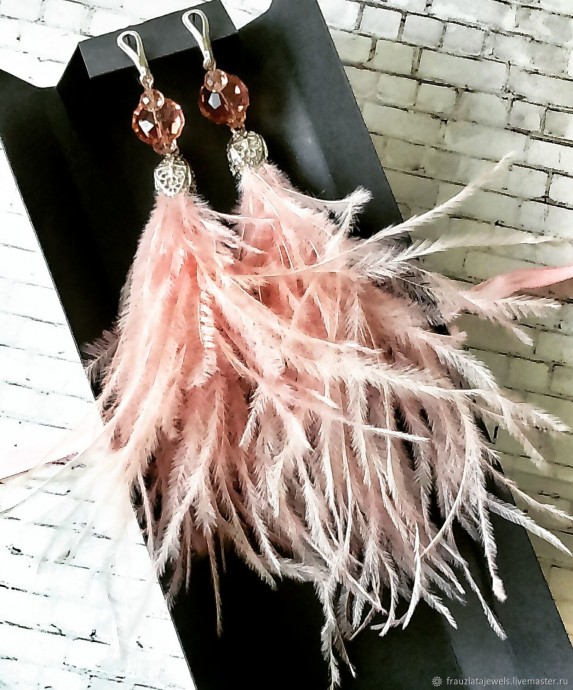 Серьги из перьев