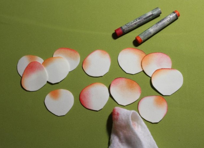 Как обработать огнем лепестки из фоамирана: часть 1