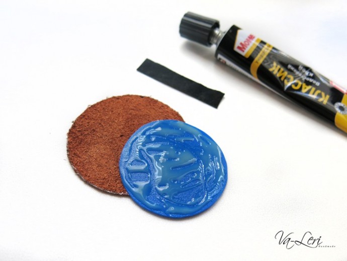 ​Изготавливаем кожаный брелок с объемным четырехлистником на удачу: часть 1