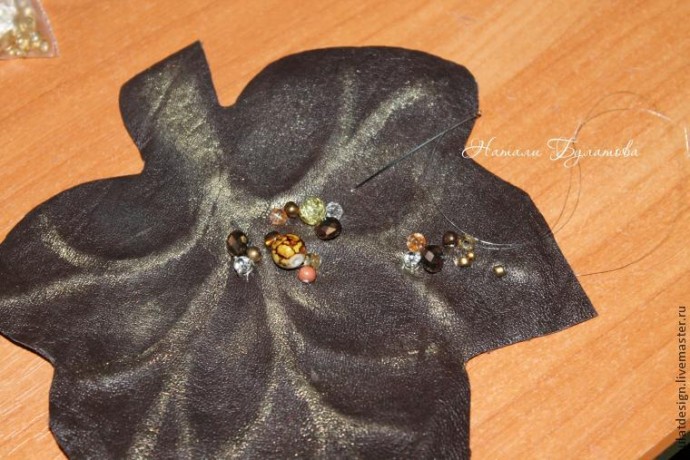 Листья желтые по городу кружатся