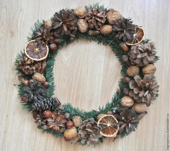 Венок из шишек и орехов Венок из шишек и орехов