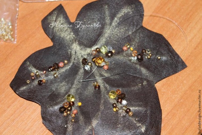 Листья желтые по городу кружатся