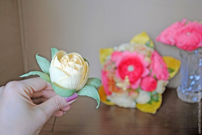Создаем пионовидные цветы и бутоны для букета из конфет: часть 3