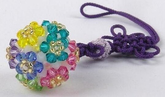 Цветочный брелок из бисера