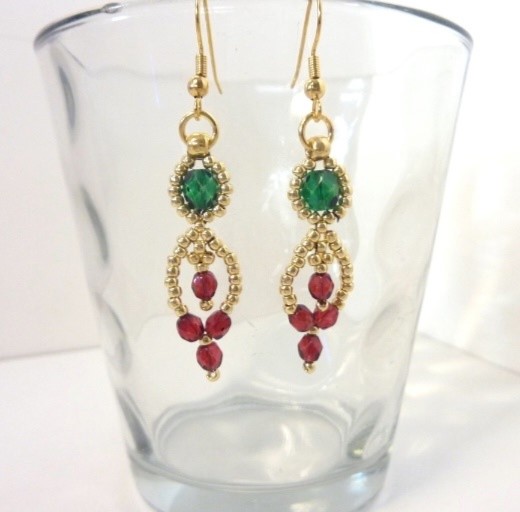 Ажурное колье из бисера и бусин