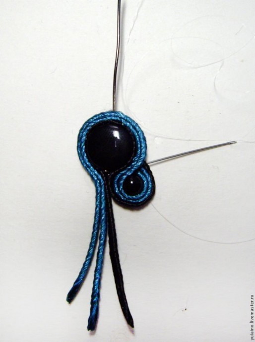 Серьги в технике сутажной вышивки Серьги в технике сутажной вышивки