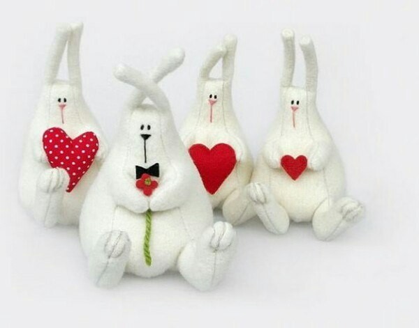 Забавный интерьерный заяц