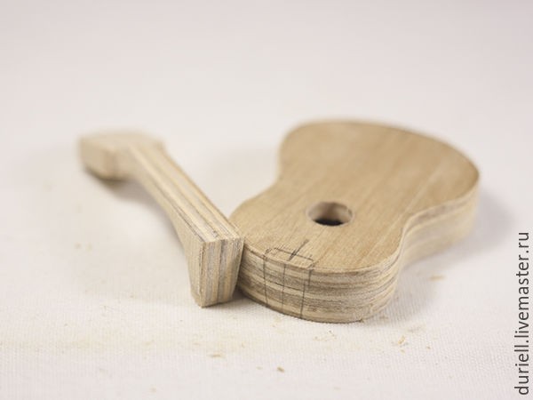 Мастерим миниатюрную гитару "Ретро" для куклы: часть 2