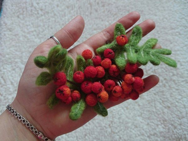 ​Как свалять веточку рябины из шерсти