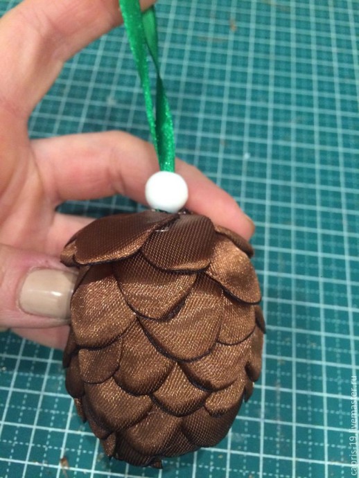 Делаем новогоднюю шишку из атласной ленты: часть 2