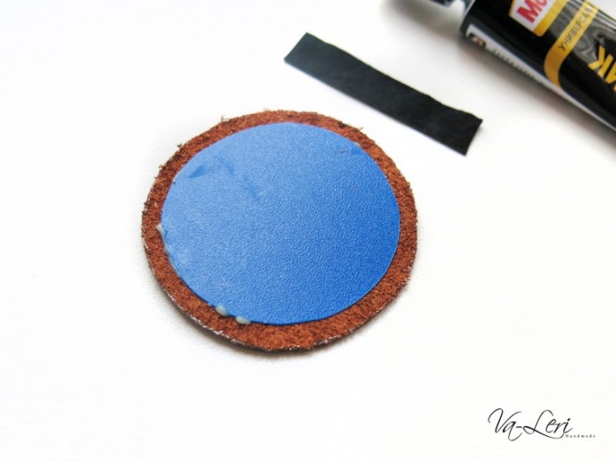 ​Изготавливаем кожаный брелок с объемным четырехлистником на удачу: часть 1