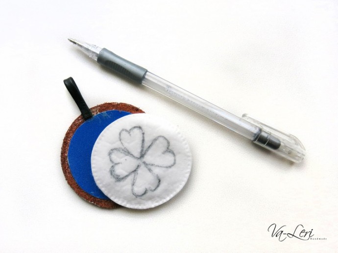 ​Изготавливаем кожаный брелок с объемным четырехлистником на удачу: часть 2