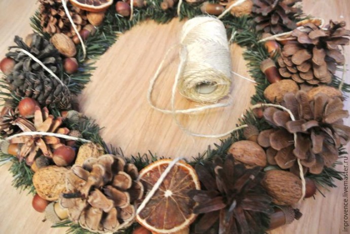 Венок из шишек и орехов Венок из шишек и орехов