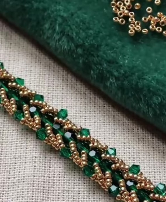 Плоский американский жгут из бисера и бусин