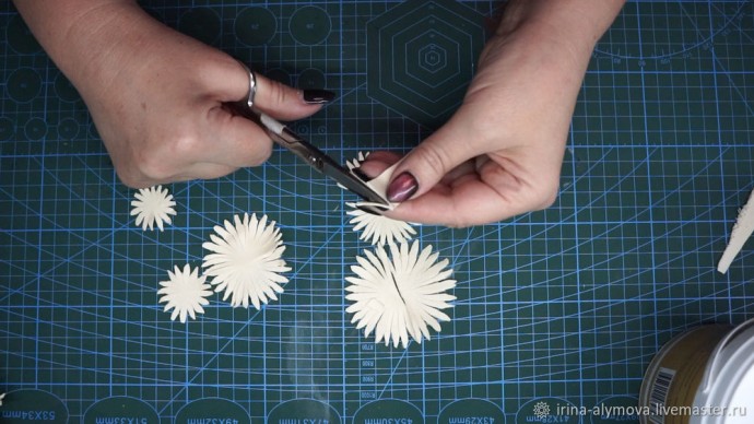 Мастерим хризантему из кожи: часть 1