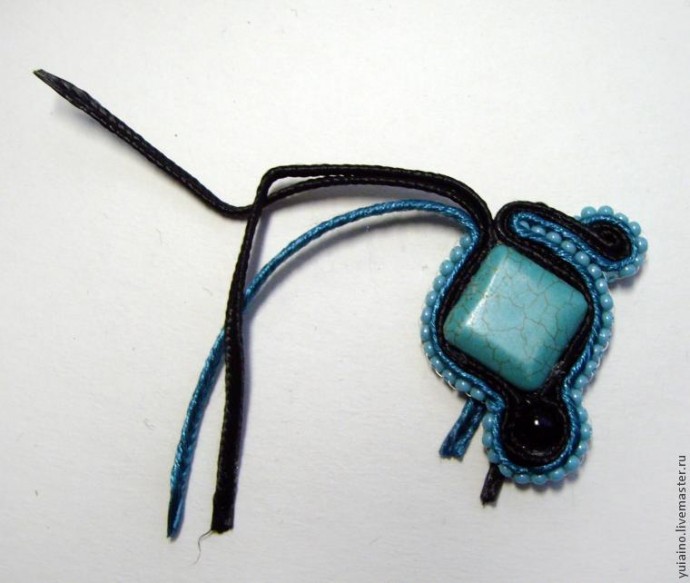 Серьги в технике сутажной вышивки Серьги в технике сутажной вышивки