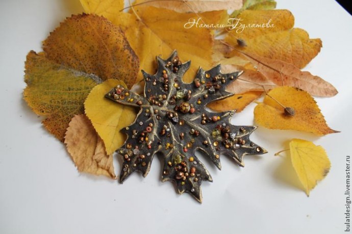 Листья желтые по городу кружатся