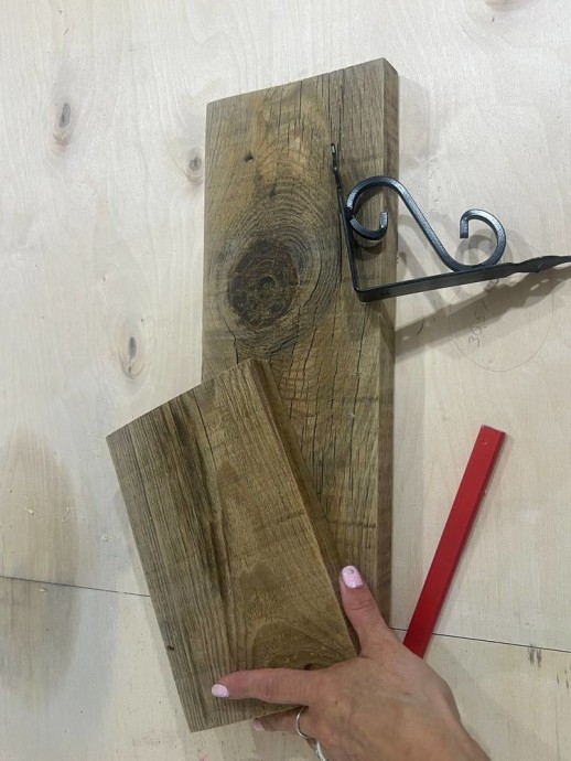 Подвесной фонарь с деревянной полкой