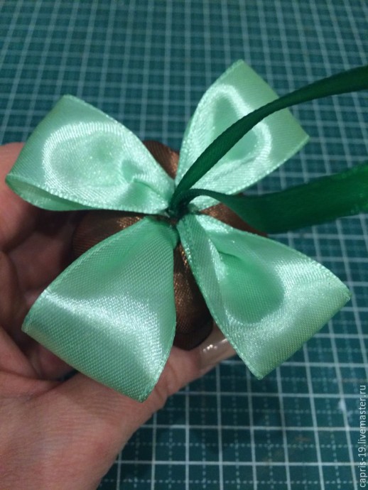 Делаем новогоднюю шишку из атласной ленты: часть 2