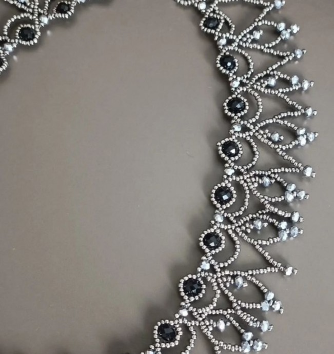 Ажурное колье из бисера и бусин